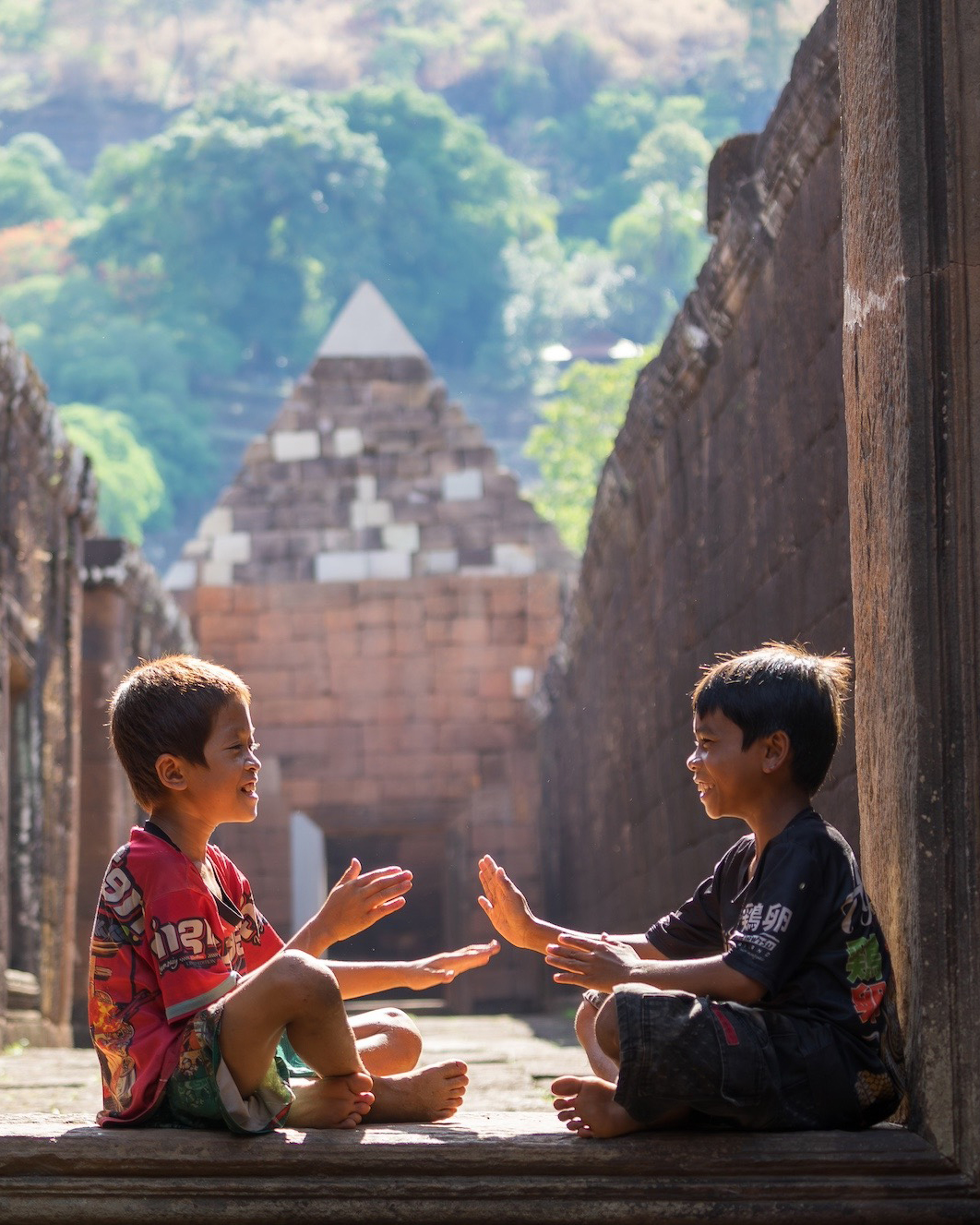 https://vietnamphototravel.com/wp-content/uploads/2026/05/Children-in-wat-phou-temple2.jpg